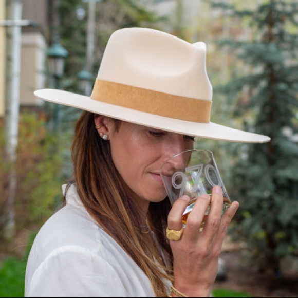 Meet your Posher, Hilary - Picture 2 of 2